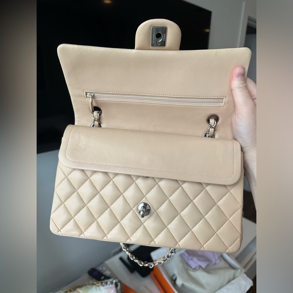 CHANEL Medium double flap lambskin beige with silver hardware - Picture 5 of 9